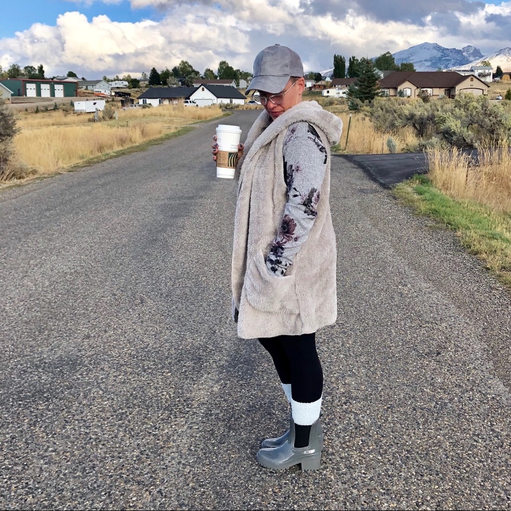 New! LAST ONE! Plush Grey Vest With Hood & Pockets - Picture 3 of 5
